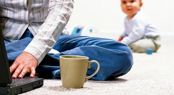 Esto fue lo que descubrió una madre cuando quiso grabar a su esposo cuidando a sus hijos