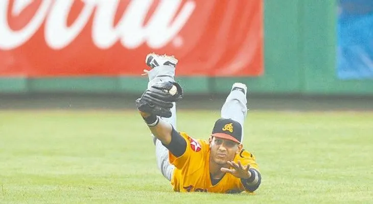 Robinson debuta en grande en triunfo Estrellas; Águilas ganan juego está bajo protesta