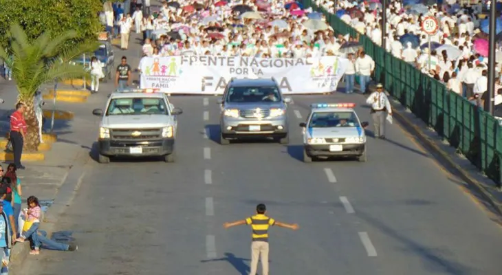 La fotografía del niño mexicano que buscó impedir una marcha se vuelve viral