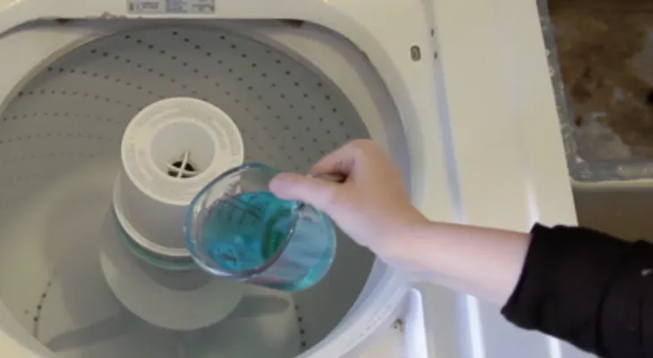 Si aplicas este ingrediente antes de lavar la ropa, las manchas y el sucio desaparecen