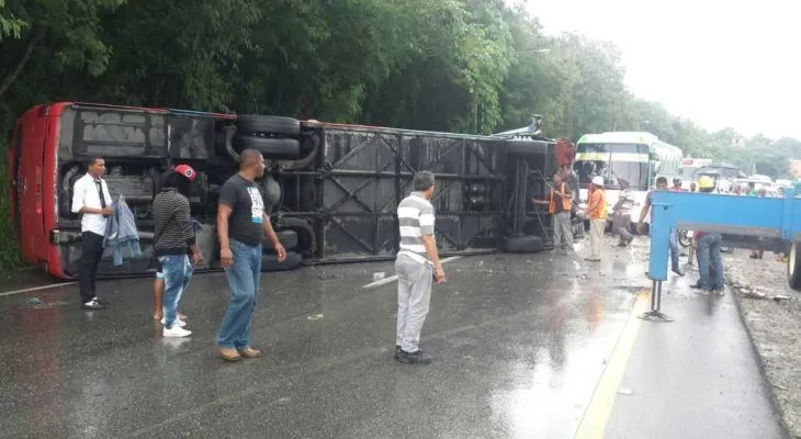 Al menos 10 heridos en accidente en autopista 6 de Noviembre