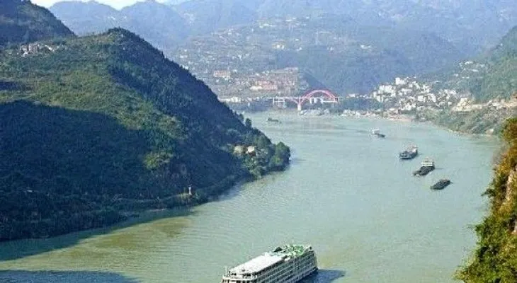 Se hunde en río de China barco con más de 400 personas 
