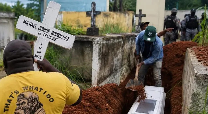 Sepultan a "Michael Peluche" en el cementerio Cristo Salvador bajo fuerte dispositivo de seguridad
