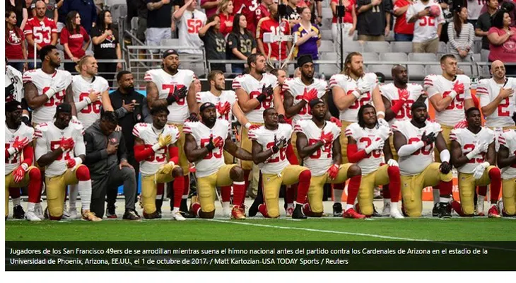 Jugadores NFL se arrodillan durante el himno y el vicepresidente EE.UU. abandona el partido