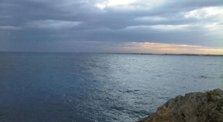 Hombre se lanza con su vehículo al mar en Boca Chica, tras discutir con su pareja