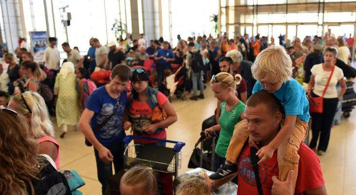 Gran Bretaña inicia repatriación de turistas varados en Egipto