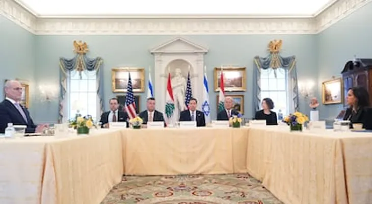 Trump sugiere que estrecho de Ormuz reabriría este martes y asegura negociar con Irán