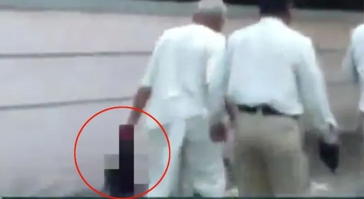 Decapita a su esposa por infiel y camina con su cabeza (VIDEO FUERTE)