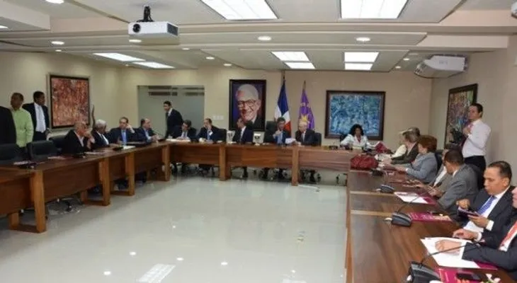 Llega mayoría de miembros a reunión del PLD; afuera grupos piden reelección 