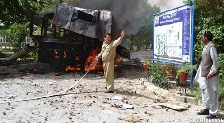 Comando toma hospital tras ataques en Pakistán