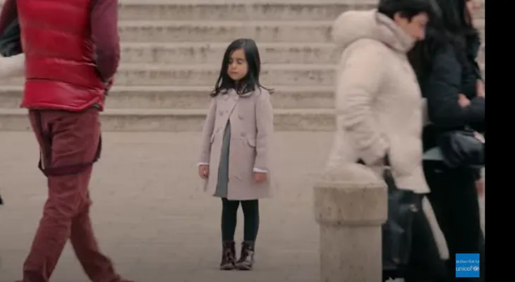 ¿Qué harías si vieras a un niña de 6 años sola en la calle? La campaña de UNICEF por la igualdad