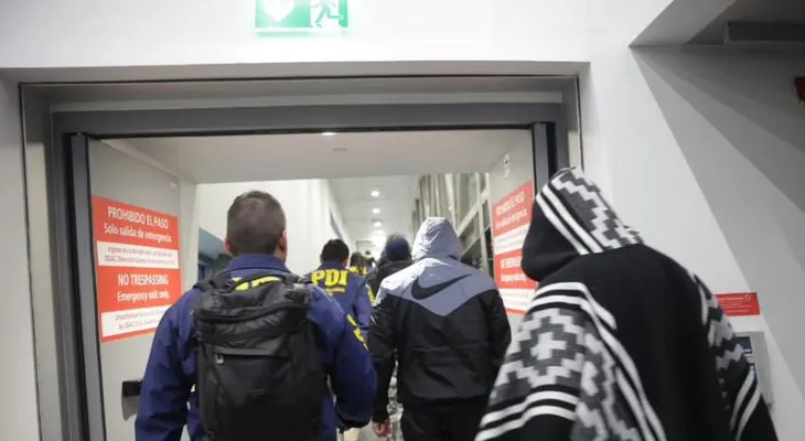 Chile expulsa a 75 inmigrantes, entre ellos 11 dominicanos, en vuelo con escala en Perú, Colombia y RD