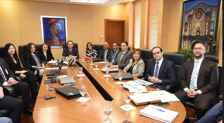 Gobernador Valdez Albizu se reúne con misión FMI que pasa revista a comportamiento economía de RD