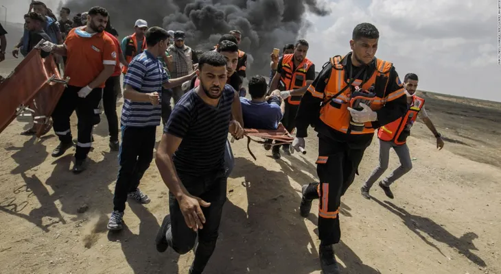 Un bebé de 8 meses, entre las decenas de personas enterradas tras masacre en Gaza