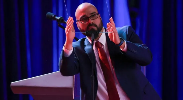 Operador de teleprompter de Trump pagará multa de US$ 65.000 por uso de información privilegiada