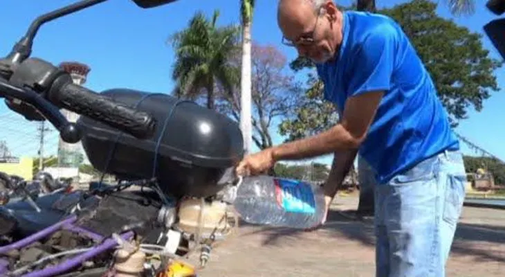 Conoce la motocicleta que recorre hasta 500 kilómetros con un solo litro de agua (VIDEO)