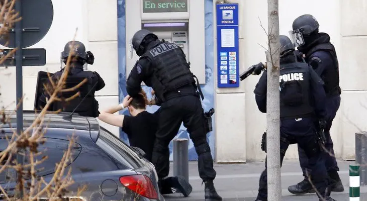 Detienen a un hombre en Francia en relación con los atentados de París