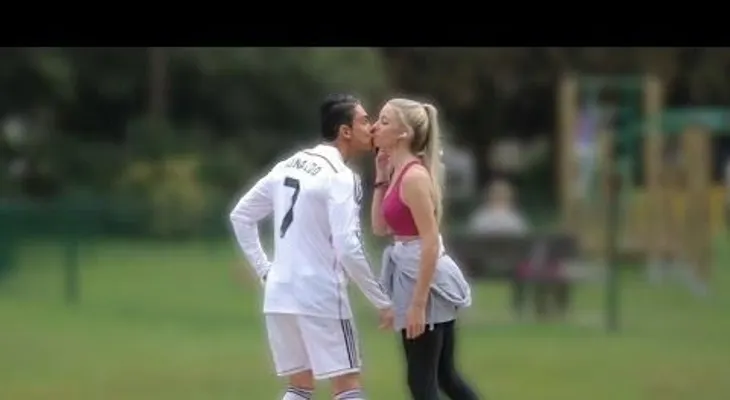 A lo Cristiano Ronaldo para lograr besos
