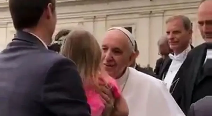 El papa Francisco y el robo de algo sagrado que le hizo una niña de tres años  (VIDEO)