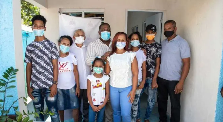 Gobierno entrega casas y medicamentos en varias provincias del país