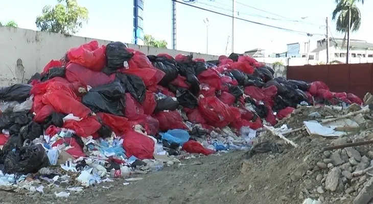 Basura abarrota parte trasera del hospital Cabral y Báez