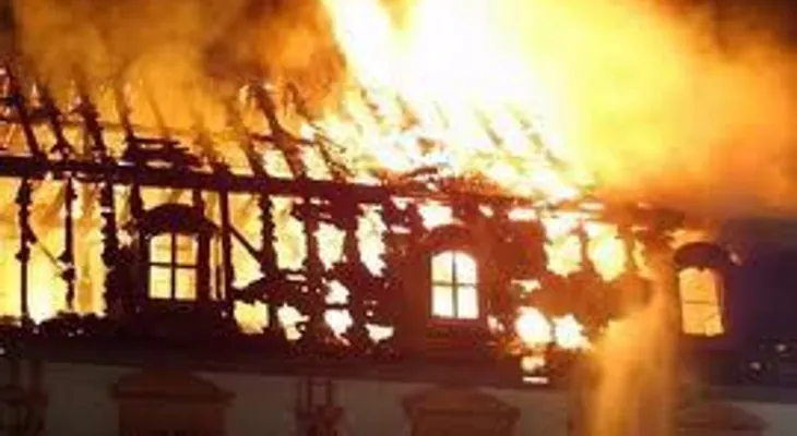 Mueren dos hermanitos calcinados durante incendio