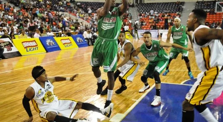Equilibrados playoffs del basket ditrital siguen este viernes