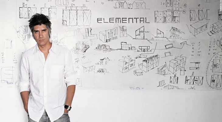 Arquitecto chileno gana prestigioso premio por construir viviendas ingeniosas y de bajo costo