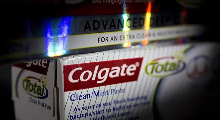 FDA prohibe uso COLGATE por la presencia de triclosán elemento altamente peligroso