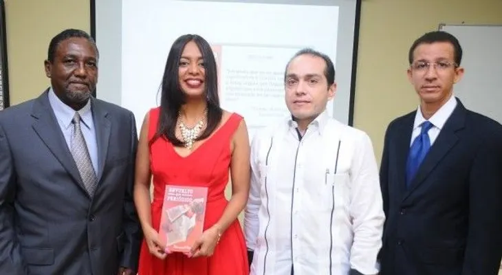 Marisol Fermín presenta su novela: "Envuelto en Periódico"