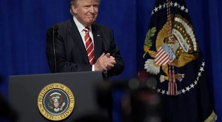  Donal Trump critica a Obama y a medios de comunicación  