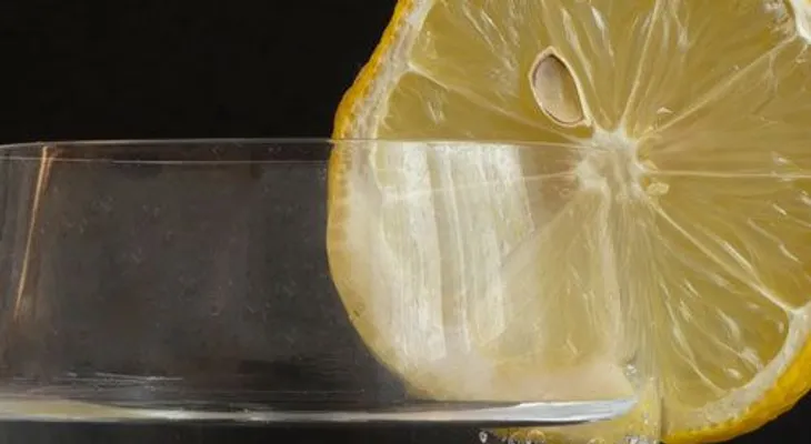 Beneficios de tomar agua caliente