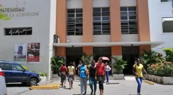 Una menor demanda Maternidad por RD$50 millones por entregar bebé por error a otra persona