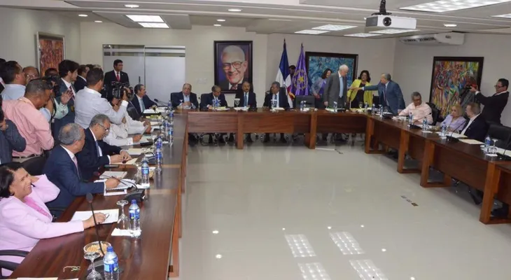 Inicia reunión del PLD ante expectativa incluyan tema reelección de Danilo