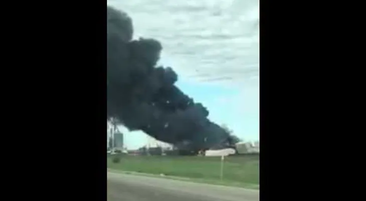 Dos trenes de carga chocan en EU (VIDEO)