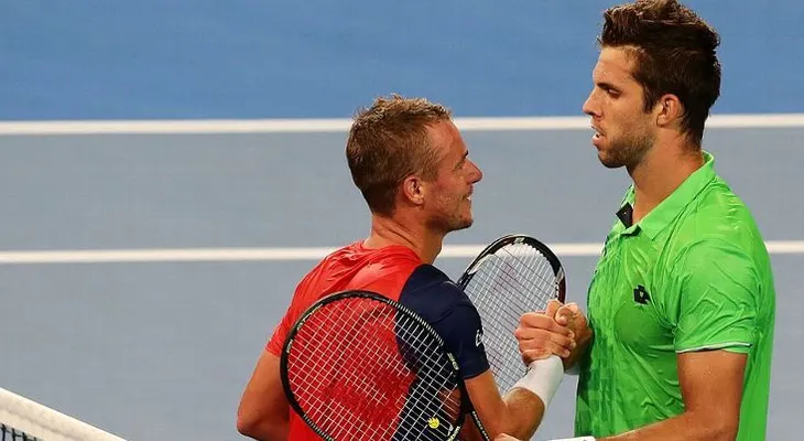 Tropiezo de Hewitt en su  gira de despedida