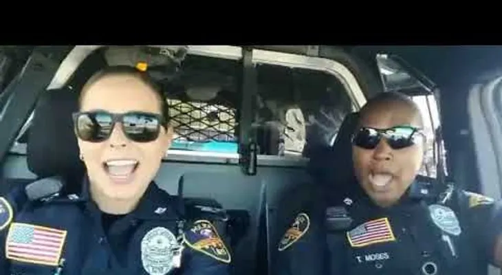 Se viraliza video del duelo musical de dos mujeres policías en EE.UU