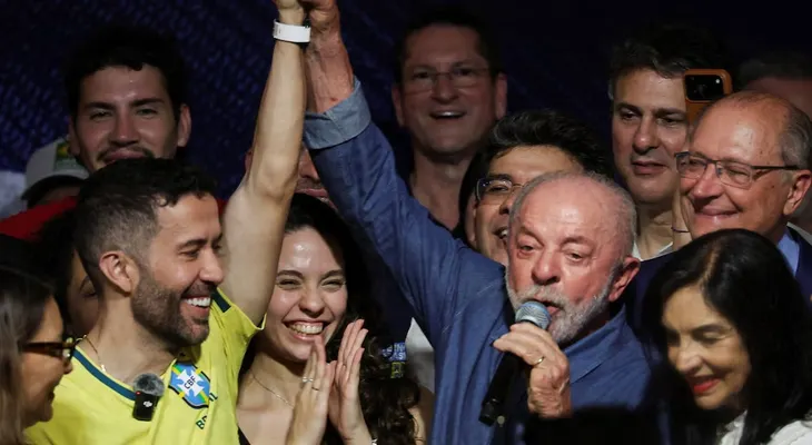 André Janones, el diputado que creó el "Ejército de Lula" en WhatsApp y fue clave en la remontada electoral brasileña
