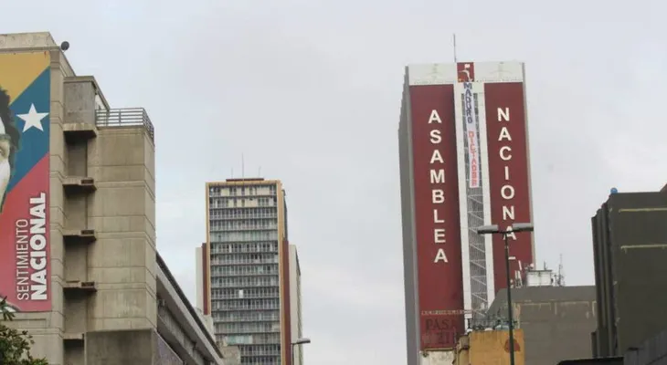 Maduro dictador; la pancarta que colgaron los diputados en el edificio de la Asamblea Nacional