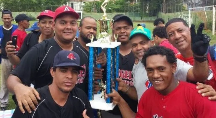 Equipo Los Ángeles gana torneo de softball de Cristo Rey