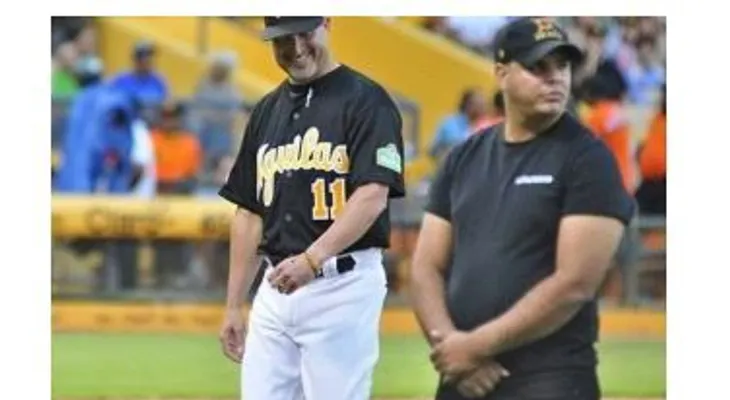 Edwin Encarnación se "quilla" con las Aguilas por uniforme No 11 de Manny Acta