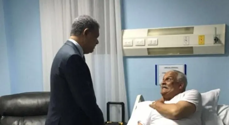 Leonel Fernández visita a Jaime David en hospital