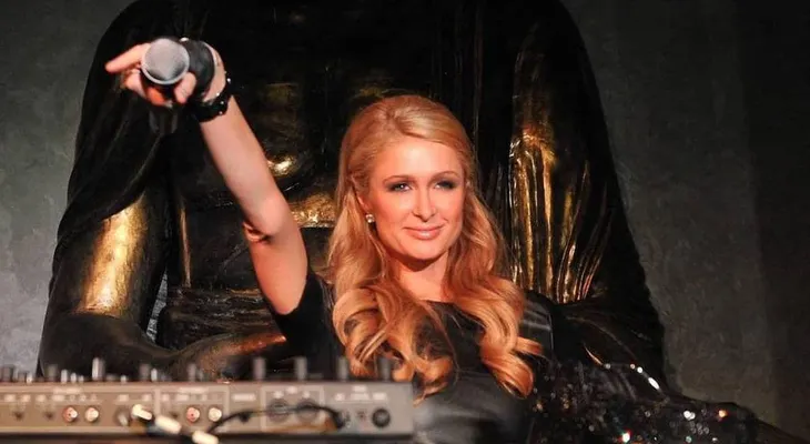 El sorprendente cambio de Paris Hilton: abandonó el rubio y ahora es morocha