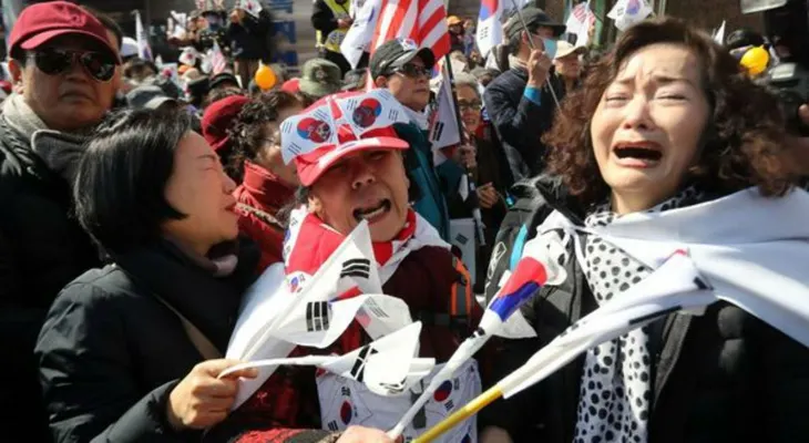 Destitución presidenta Corea del Sur genera masivas protestas; dos personas muertas