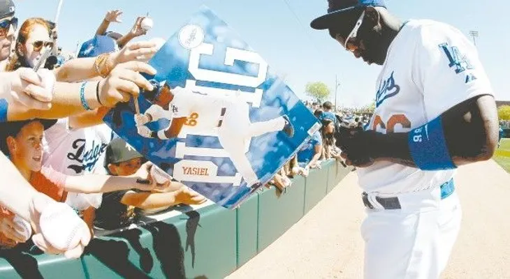 Yasiel Puig recibe una lluvia de consejos