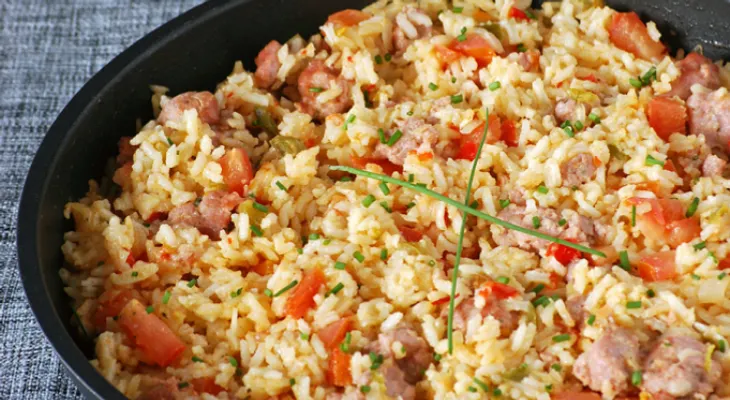 Delicioso arroz meloso con salchichas y pimientos; fácil de preparar