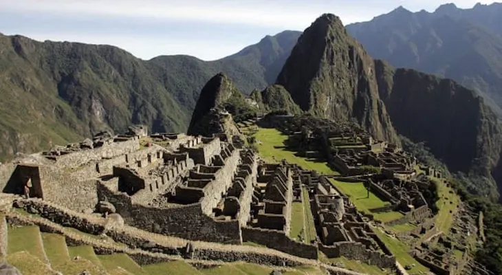 Chocan dos trenes en vía a Machu Picchu en Perú; habría varios heridos