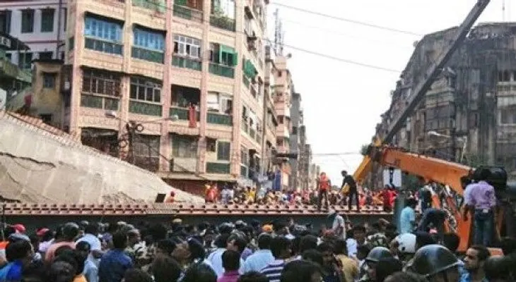 15 personas mueren en la India por derrumbe elevado 
