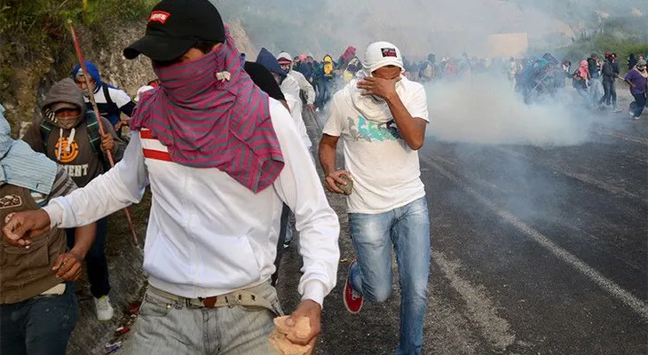Varias personas heridas por fuertes enfrentamientos entre la Policía y normalistas en México 