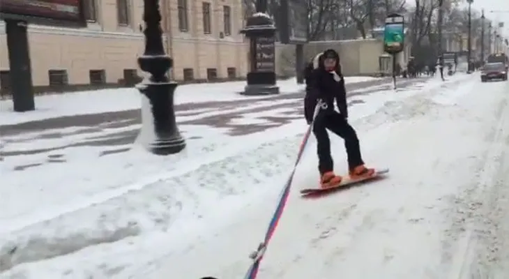 Snowboard de carretera por el centro de San Petersburgo